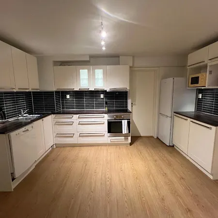 Spacious Apartment- Walking Distance To Citycenter Apartment *