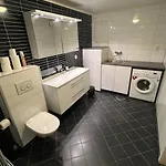 アパート Spacious Apartment- Walking Distance To Citycenter トロムソ